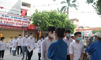 Đo thân nhiệt cho thí sinh trước khi vào điểm thi ở tỉnh Bắc Giang
