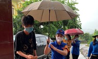 Tình nguyện viên ở điểm thị tại trường THPT Sơn Động số 1 kịp thời đưa thí sinh Phạm Hải Đăng vào phòng thi 