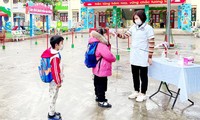 Học sinh Bắc Giang được kiểm tra thân nhiệt khi đến trường