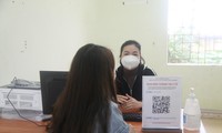 Nhân viên Trung tâm Y tế các KCN tỉnh Bắc Giang tư vấn sức khỏe cho người lao động
