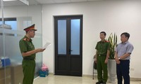 Lực lượng chức năng thực hiện các thủ tục tố tụng đối với bị can Vũ Xuân Lưu (ngoài cùng bên phải)