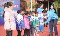 Anh Thân Trung Kiên, Bí thư Tỉnh Đoàn Bắc Giang trao quà tặng các em học sinh có hoàn cảnh khó khăn