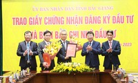 Lãnh đạo tỉnh Bắc Giang trao giấy chứng nhận đăng ký đầu tư cho nhà đầu tư nước ngoài