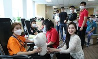 Hoa hậu Đỗ Thị Hà động viên người tham gia hiến máu
