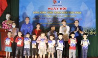 Hội Liên hiệp Thanh niên tỉnh Bắc Giang trao quà tặng các gia đình và học sinh có hoàn cảnh khó khăn.