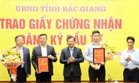 Phó Chủ tịch UBND tỉnh Bắc Giang Phan Thế Tuấn trao giấy chứng nhận đầu tư cho 2 dự án.