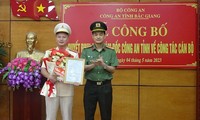 Thượng tá Đỗ Đức Trịnh - Phó Giám đốc Công an tỉnh Bắc Giang trao quyết định điều động, bổ nhiệm có thời hạn đối với đồng chí Thiếu tá Nguyễn Thành Nam.
