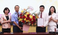 Phó Bí thư Thường trực Tỉnh ủy, Chủ tịch HĐND tỉnh Bắc Ninh Nguyễn Quốc Chung cùng lãnh đạo tỉnh trao quyết định, tặng hoa chúc mừng ông Phạm Xuân Bình.