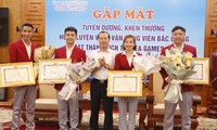 Phó Chủ tịch thường trực UBND tỉnh Bắc Giang Mai Sơn tặng bằng khen cho các vận động viên. Ảnh Nguyễn Thắng.