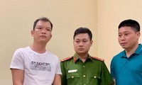 Cơ quan Công an thi hành lệnh giữ người trong trường hợp khẩn cấp đối với đối tượng Nguyễn Văn Nguyên (áo trắng).
