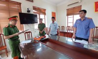 Cơ quan Cảnh sát điều tra Công an tỉnh Bắc Giang thực hiện các thủ tục tố tụng đối với bị can Thái Văn Vĩnh (thứ 2 từ phải sang).