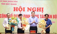 Phó Chủ tịch UBND tỉnh Bắc Giang Lê Ô Pích trao quyết định và tặng hoa cho lãnh đạo các sở được bổ nhiệm lại,kéo dài thời gian giữ chức vụ.