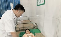 Bác sỹ Bệnh viện Sản nhi Bắc Giang thăm khám sức khỏe cho Khôi.