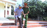 Tuổi trẻ Công an Bắc Giang chăm sóc thương binh, bệnh binh, người có công tại chương trình tình nguyện "Hành quân xanh".