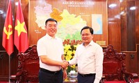 Bí thư Tỉnh ủy Nguyễn Anh Tuấn (bên phải) tiếp ông Chen Tao - Chủ tịch Tập đoàn Victory Gaint Technology.