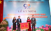 Bí thư Tỉnh ủy Bắc Ninh Đào Hồng Lan trao cờ thi đua cho Tỉnh Đoàn Bắc Ninh nhân kỉ niệm 90 năm ngày thành lập Đoàn