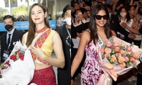 Soi nhan sắc đời thường của Hoa hậu Hoàn vũ Catriona Gray và Harnaaz Sandhu tại sân bay