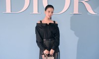 Paris Fashion Week: &quot;Lady Dior&quot; Jisoo BLACKPINK thoát kiếp tóc duỗi nhàm chán