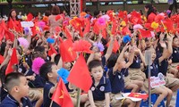 Thầy cô trường tiểu học Nam Thành Công đón các bé lớp 1 với &quot;nhạc hội&quot; tưng bừng