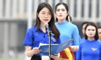 Phó Chủ tịch Hội SVVN TP.HCM đại diện tuổi trẻ Việt Nam báo công tại Lăng chủ tịch Hồ Chí Minh