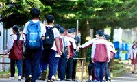 Tranh cãi việc một trường học ở Đắk Lắk soát đồ, kiểm tra học sinh trước khi vào lớp
