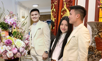 Cầu thủ Quang Hải diện suit trắng bảnh bao tới nhà Chu Thanh Huyền làm lễ dạm ngõ