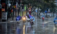 Yên Bái xuất hiện mưa đá, trời sập tối giữa ban ngày, cảnh báo mưa dông ở Hà Nội