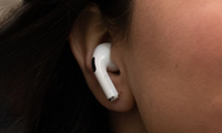 Làm thế nào để đeo tai nghe AirPods mà không bị rơi?