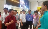 Bộ Trưởng Nguyễn Văn Thể chúc Tết và tặng lì xì cho nhân viên phục vụ tại sân bay Tân Sơn Nhất.
