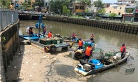 Rác ngập ngụa, cá nổi đầy kênh Nhiêu Lộc sau cơn mưa chuyển mùa