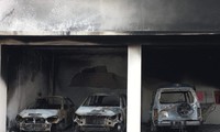 Xe ô tô bị người quá khích đốt cháy rụi trong trụ sở Sở kế hoạch đầu tư.