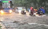 Cửa ngõ sân bay Tân Sơn Nhất ngập lút bánh xe trong cơn mưa lớn