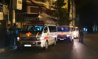 Ba xe cứu thương được chuẩn bị để chở thi thể các nạn nhân về gia đình lo hậu sự 