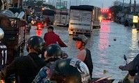 Nước chảy như thác đổ sau mưa, nhiều tuyến đường ở Sài Gòn ngập nặng