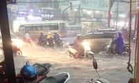 Nước chảy xiết cuốn trôi xe máy trong cơn mưa lớn ở Sài Gòn