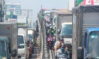 Cửa ngõ sân bay Tân Sơn Nhất kẹt xe nghiêm trọng giữa trưa