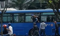 Nhóm thanh niên cầm hung khí đập phá xe buýt.