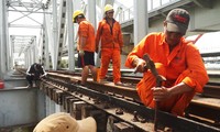 Công nhân đội nắng tháo dỡ cầu sắt hơn trăm tuổi ở Sài Gòn