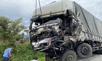 Nhân chứng vụ ô tô &apos;đấu đầu&apos; 8 người chết tiếc nuối vì không đủ dụng cụ cứu nạn