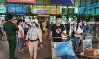 TPHCM đón nhiều chuyến bay giải toả khách khỏi &apos;điểm nóng&apos; Đà Nẵng