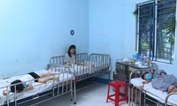 Các bé bị ngộ độc đang được điều trị tại Bệnh viện Nhi đồng 1.