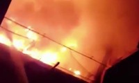 Cận cảnh cháy ngùn ngụt tại bãi giữ xe của CSGT thành phố Thủ Đức