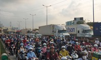 Cửa ngõ TPHCM kẹt xe cục bộ ngày đầu thu phí xa lộ Hà Nội