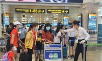 Sáng 30/4, ghi nhận của Tiền Phong, khu vực ga quốc nội, sân bay Tân Sơn Nhất nhộn nhịp khách đến/đi nghỉ lễ 30/4-1/5.