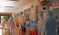 Chiều 28/5, cơ quan chức năng quận Tân Phú, TPHCM cùng ngành Y tế đang phong tỏa tạm thời Bệnh viện quận Tân Phú để tiến hành phun khử khuẩn, lấy mẫu xét nghiệm sau khi có 3 trường hợp nghi mắc COVID-19 đến khám bệnh.