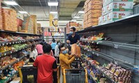 Chiều 7/7, dù TPHCM khẳng định đảm bảo cung ứng đủ thực phẩm cho toàn thành phố nhưng người dân vẫn đổ xô đến các siêu thị để mua lương thực, thực phẩm.