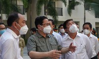 Thủ tướng Phạm Minh Chính kiểm tra Bệnh viện dã chiến thu dung điều trị COVID-19 ở TP Thủ Đức.