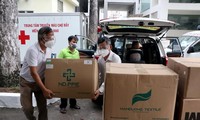 Đại diện EVNSPC và Báo Tiền Phong chuyển khẩu trang, đồ bảo hộ đến Bệnh viện Chợ Rẫy.