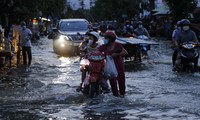 Phố thành sông, người dân TPHCM bì bõm lội nước về nhà