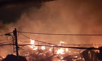 Cháy lớn nhiều nhà xưởng ở TPHCM trong đêm, biển lửa đỏ rực một góc trời